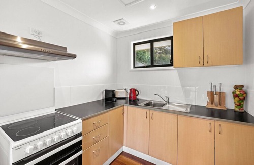 Avalon Beach Apartment | Ocean Vistas - Walk to Beach