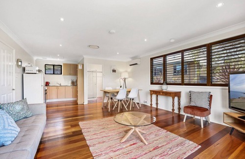 Avalon Beach Apartment | Ocean Vistas - Walk to Beach