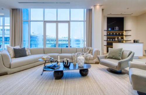 Palm Jumeirah Villa | Oceana Resort Luxury Sky Villa with Panoramic Views, Super Size Terrace, Jacuzzi and Bar - by Exclusive Holiday Homes