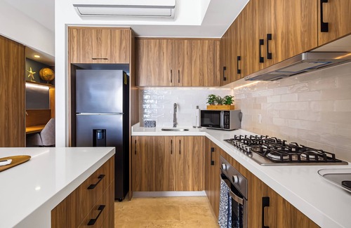 Las Glorias Apartment | Oceanfront 1BR with Balcony & Pool
