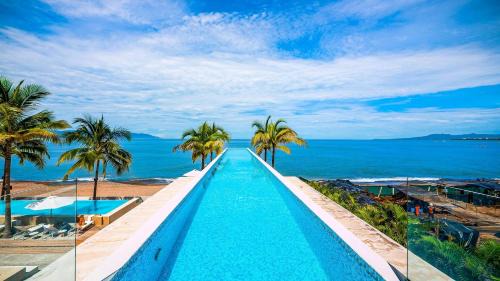 Las Glorias Apartment | Oceanfront 1BR with Balcony - Sea View & Pools