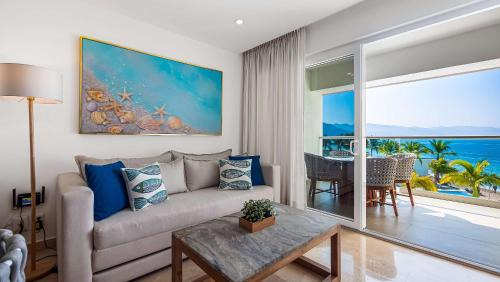 Las Glorias Apartment | Oceanfront 1BR with Balcony - Sea View & Pools