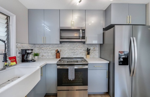 Nanakuli House | Oceanfront 3bed/1.5bath Maili Beach living