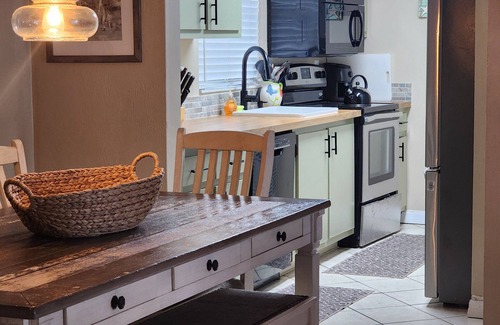 Glenwood Condo | OCEANFRONT 3BR/2BA sleeps 8. Updated amenities, with balcony. Beach & pool view.