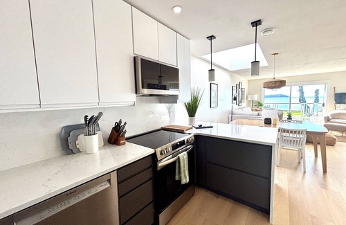 Regional District of Nanaimo Condo | Oceanfront, All New Reno, 2 King Bedrooms, 2 Bath, Pool&Hot tub, AC