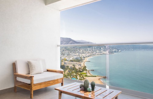 Las Glorias Apartment | Oceanfront Apt - Majestic views - Close to Malecon