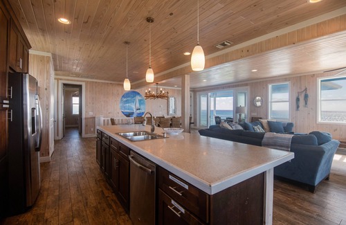 Hope Town House | Oceanfront Beauty 6 KING beds/6 baths! Big Pool and Volleyball Court. or Pickle?