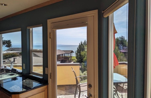 Aptos House | Oceanfront Bliss: Modern Family Retreat Steps from Seacliff Beach – Book Now!