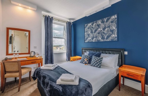 Westcliff-on-Sea Hotel | Oceanfront Charm: Historic Cliffside Stay with Thames Views