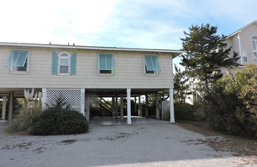 Emerald Isle House | Oceanfront Charm 2BR Cottage Perfect for a Cozy Coastal Escape