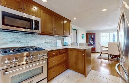 Plymouth House | Oceanfront charmer with deck, pergola, grill, full kitchen, telescope, & W/D