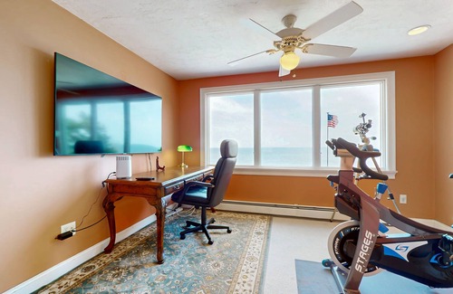 Plymouth House | Oceanfront charmer with deck, pergola, grill, full kitchen, telescope, & W/D