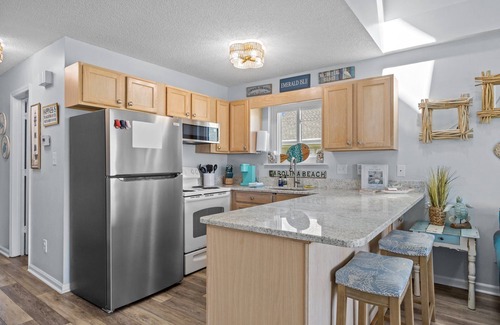 Emerald Isle Condo | Oceanfront complex! 2 bd, 2 bath - Indoor Year Round Pool, Gym & Tennis Courts!