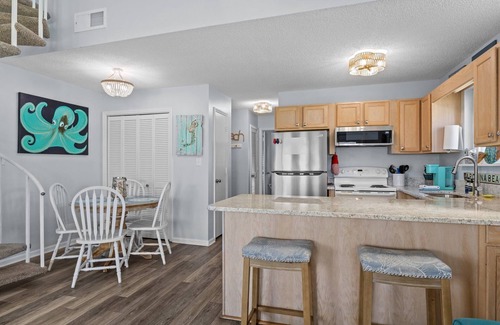 Emerald Isle Condo | Oceanfront complex! 2 bd, 2 bath - Indoor Year Round Pool, Gym & Tennis Courts!