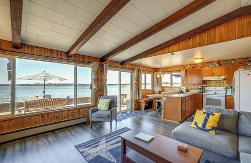 Birch Bay Cottage | Oceanfront Cottage w/Patio & Views in Birch Bay!