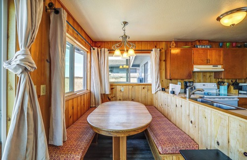Birch Bay Cottage | Oceanfront Cottage w/Patio & Views in Birch Bay!