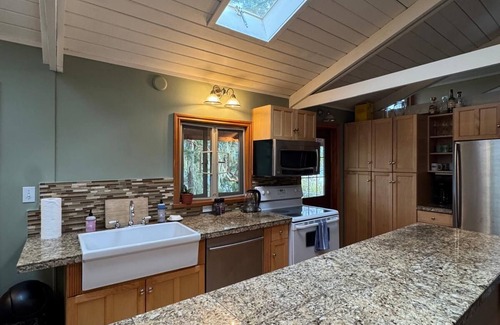 Juan de Fuca Electoral Area House | Oceanfront Escape in East Sooke – Rustic Treehouse in the woods