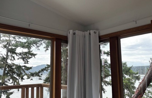 Juan de Fuca Electoral Area House | Oceanfront Escape in East Sooke – Rustic Treehouse in the woods