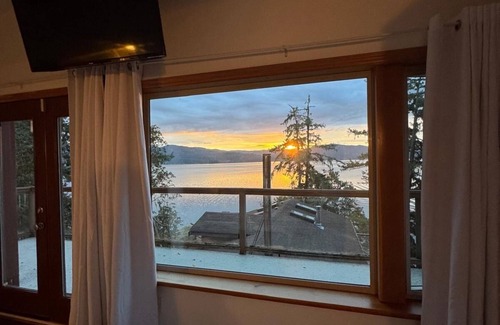 Juan de Fuca Electoral Area House | Oceanfront Escape in East Sooke – Rustic Treehouse in the woods