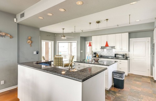 Spanish Grant House | Oceanfront Galveston Beach House: Steps to Sand!
