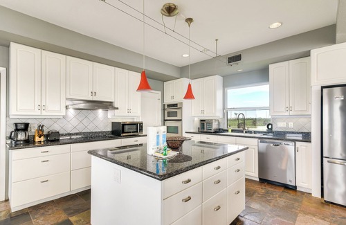 Spanish Grant House | Oceanfront Galveston Beach House: Steps to Sand!