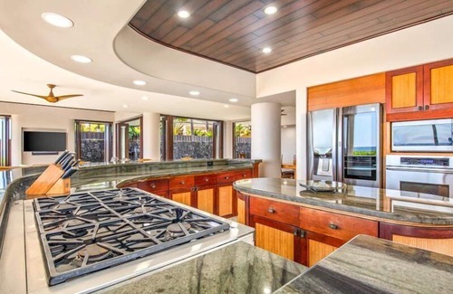 Kailua-Kona House | Oceanfront Home | Gated Kona Bay Estates | AC in Bedrooms. Blue Water
