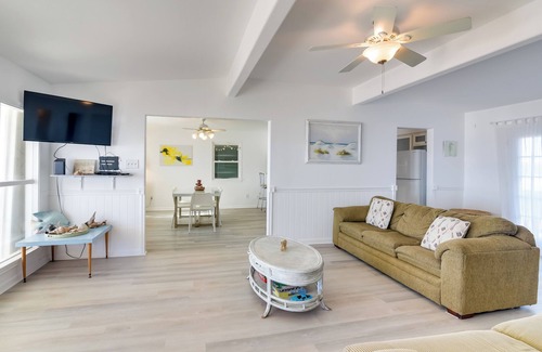 Bermuda Beach House | Oceanfront Home w/Deck & Views in Galveston!