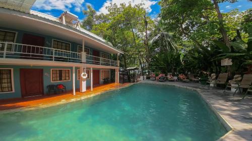 Manuel Antonio Hotel | Oceanfront Hotel Verde Mar direct access to the beach