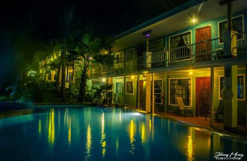 Manuel Antonio Hotel | Oceanfront Hotel Verde Mar direct access to the beach