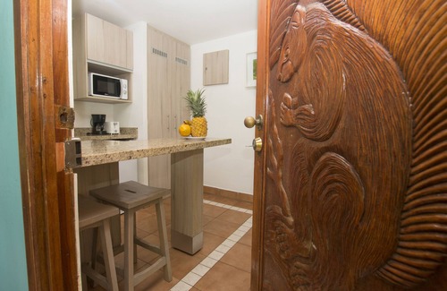 Manuel Antonio Hotel | Oceanfront Hotel Verde Mar direct access to the beach