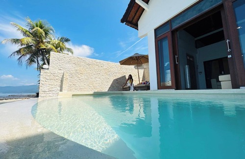 Candi Dasa Villa | Oceanfront | Infinity Pool | Luxury 3 BDRM