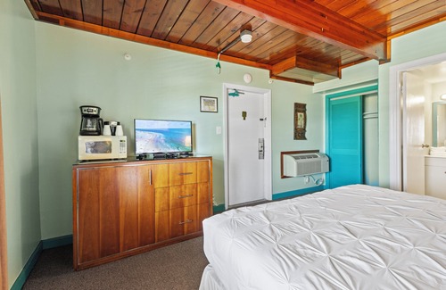 Fort Pierce Hotel | Oceanfront Inn, Partial Ocean View, King Bed, #7