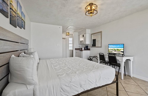 Fort Pierce Hotel | Oceanfront Inn Room #25- Ocean View Balcony, King Bed