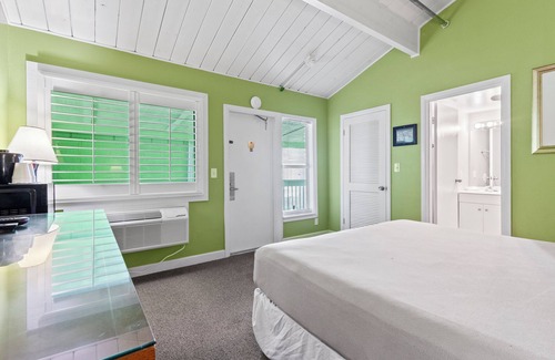 Fort Pierce Hotel | Oceanfront Inn, Standard Room, King Bed, Town View, #11