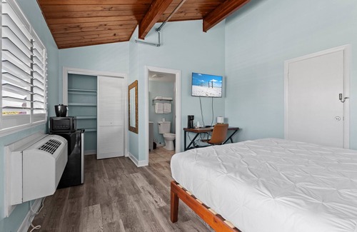 Fort Pierce Hotel | Oceanfront Inn, Standard Room, King Bed, Inlet View, #15