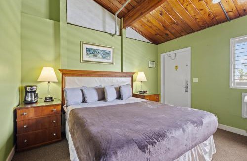 Fort Pierce Hotel | Oceanfront Inn, Standard, King Bed, Inlet View #15