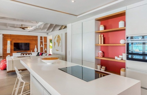 Cul de Sac Villa | Oceanfront modern villa with view of Pinel island