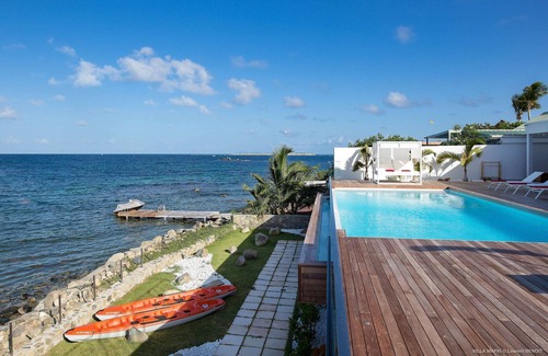 Cul de Sac Villa | Oceanfront modern villa with view of Pinel island