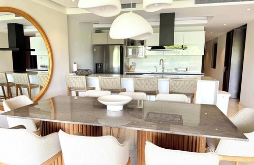 Emiliano Zapata Apartment | Oceanfront Paradise Luxury Apartment with Beach Access & Pool