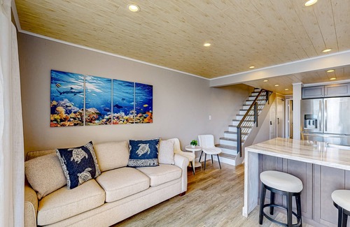 Maalaea Condo | Oceanfront remodeled condo with panoramic views, pool & grill access, with WiFi