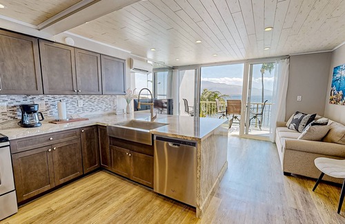 Maalaea Condo | Oceanfront remodeled condo with panoramic views, pool & grill access, with WiFi