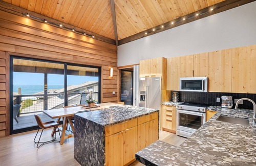 Watsonville House | Oceanfront Retreat at Pajaro Dunes. Beach Access, Hot Tub, BBQ, Pool Table.
