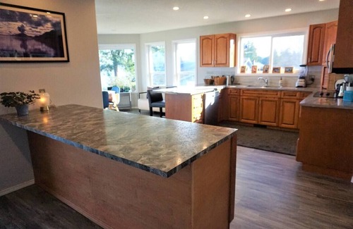 Regional District of Nanaimo House | Oceanfront spacious 6-bedroom house in Parksville with beach access