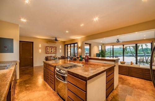 Crucecita Villa | Oceanfront Villa with Infinity Pool & Swim-Up Bar
