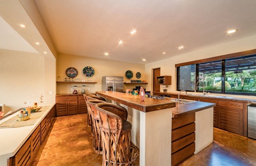 Crucecita Villa | Oceanfront Villa with Infinity Pool & Swim-Up Bar