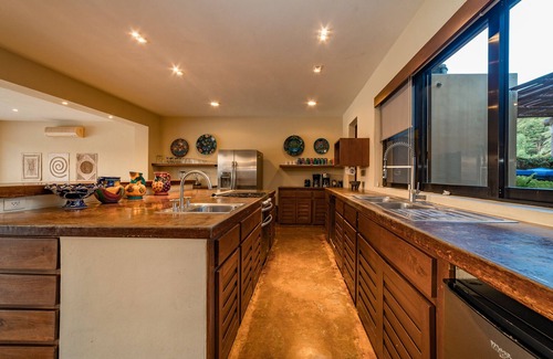 Crucecita Villa | Oceanfront Villa with Infinity Pool & Swim-Up Bar