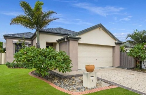 Yamba Apartment | Oceania Beach Paradise, Pet friendly beach house in a quiet area only 300m to Pippi Beach