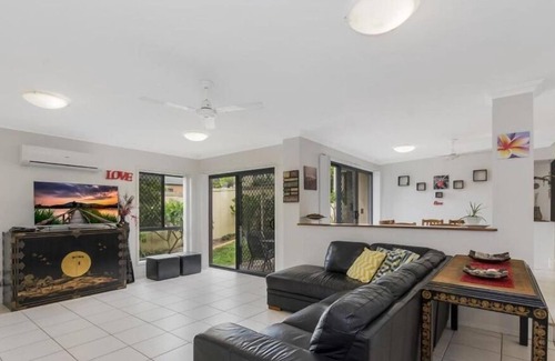Yamba Apartment | Oceania Beach Paradise, Pet friendly beach house in a quiet area only 300m to Pippi Beach