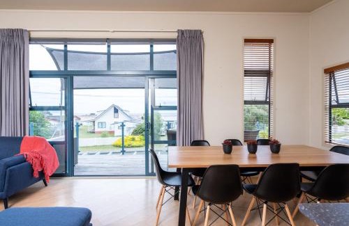 Mangawhai Heads House | Oceans 8 - Mangawhai Heads Holiday Home