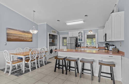 Emerald Isle Cottage | Oceanside beach home, 2 minute walk to beach